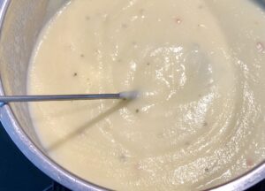 przygotowanie sosu beszamelowego do naleśników