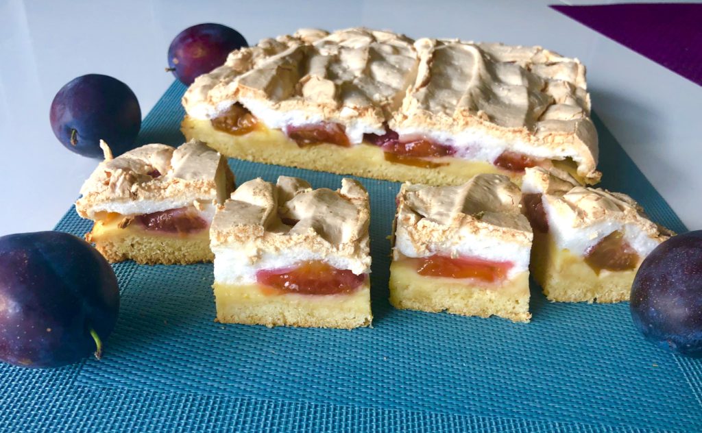 Kruche ciasto z budyniem, śliwkami i bezą