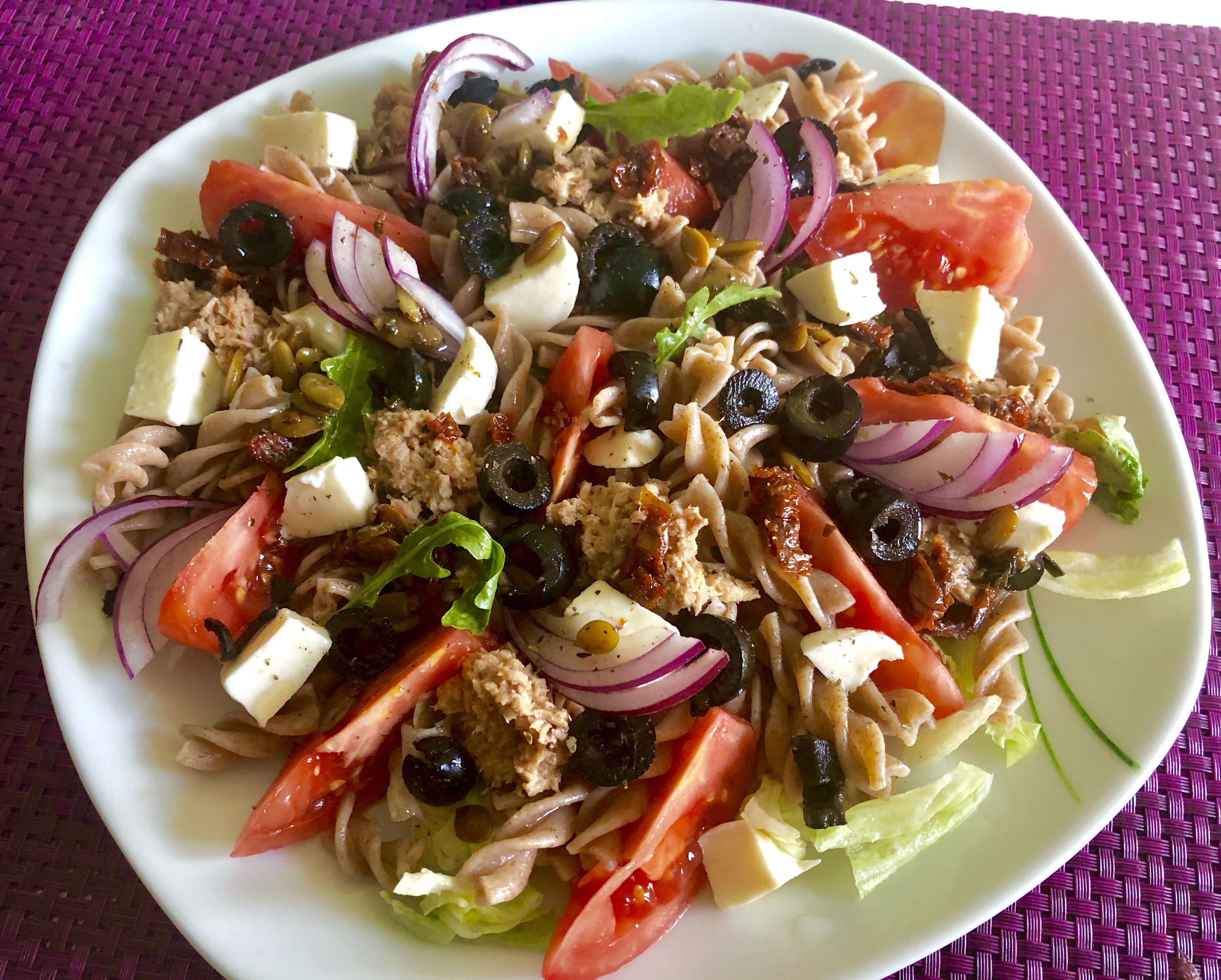 Sałatka z tuńczykiem i makaronem oraz mozzarellą - 8E65FA8C 21C5 46F9 B5F7 F665BA5A01C8