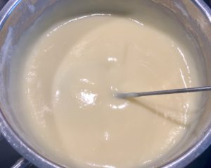 Kruche ciasto z budyniem, śliwkami i bezą - B46BC5FD 942C 4333 84F5 3C683110A1EA