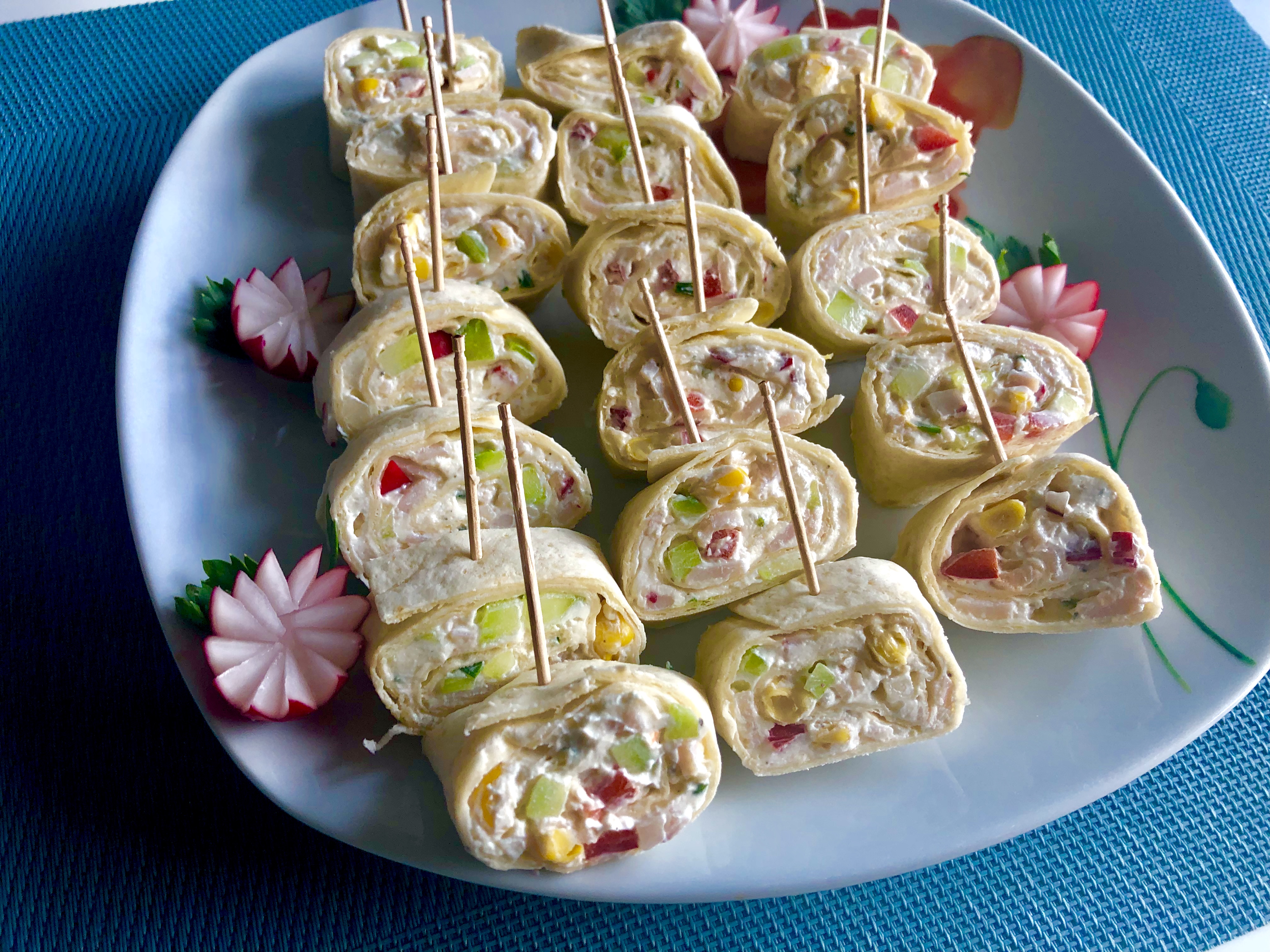 Koreczki z tortilli z serkiem szynką i warzywami - B701C282 C112 44C8 9E7D 4BEE1C317026