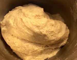 Wyrabiamy ciasto na pyszne rogaliki z rabarbarem