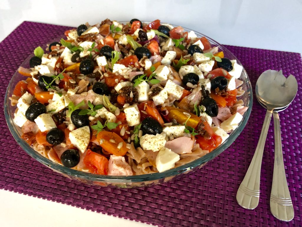 Sałatka neapolitańska z wędzonym kurczakiem