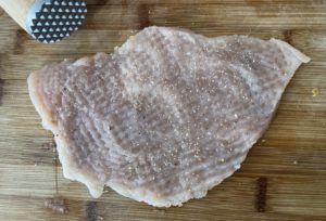 Rozbijanie filetów z kurczaka pod roladki drobiowe po meksykańsku