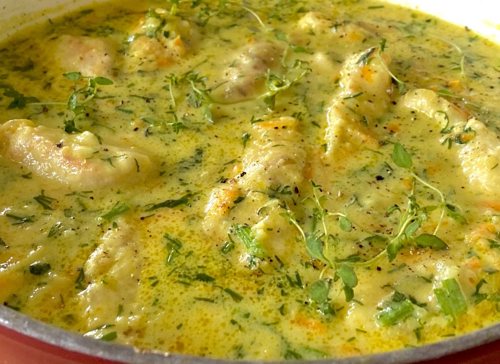 Fileciki drobiowe w sosie serowym z warzywami