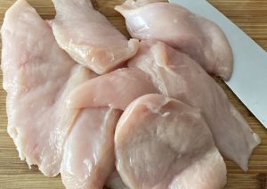 Przygotowanie mięsa na jogurtowo czosnkowe kotleciki drobiowe