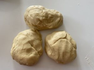 Ciasto podzielone na 3 części