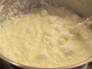 Łączenie masy serowej z pianą z białek