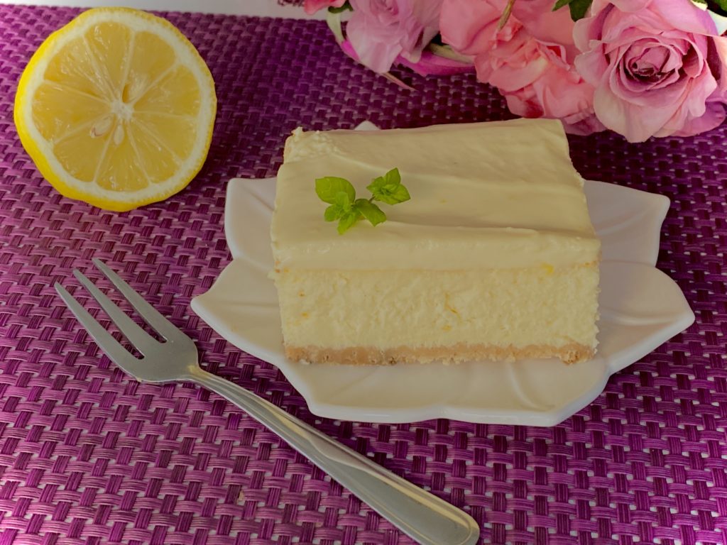 Kremowy sernik z musem cytrynowym