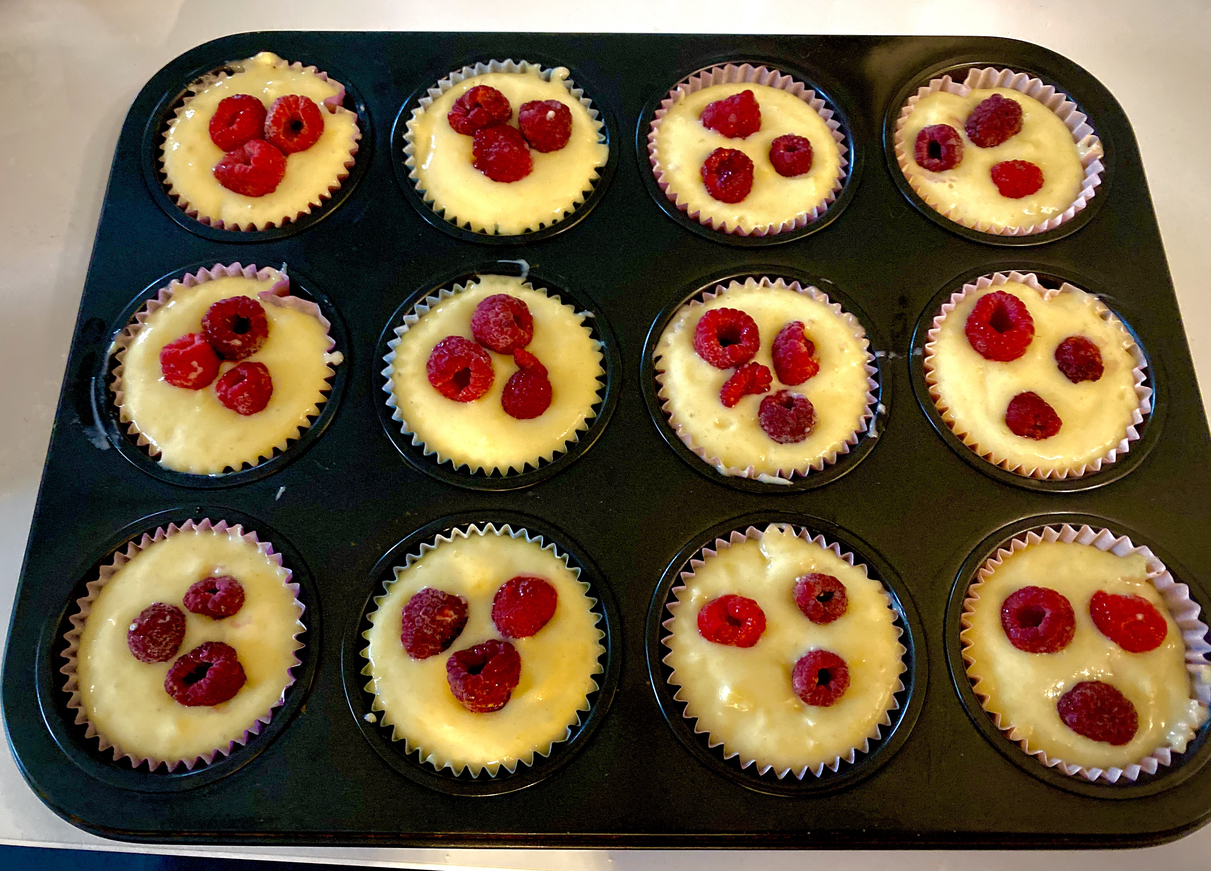 Babeczki z malinami i białą czekoladą - 90E4C7C2 4CA9 41A2 A98D 0AD4D177CBA4