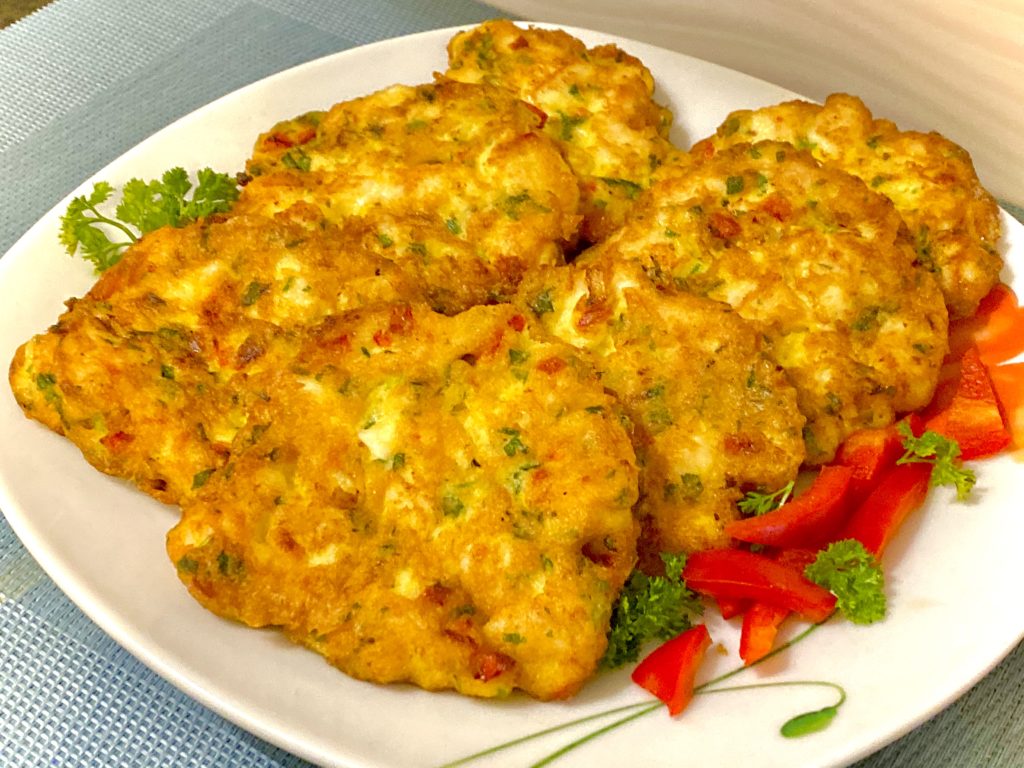 Puszyste kotleciki drobiowe z czosnkiem i pietruszką