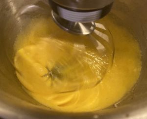 Ubijanie składników na masę do sernika z kulkami makowymi