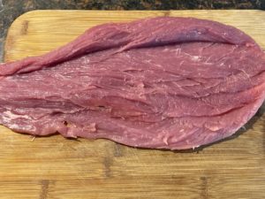 Przygotowanie mięsa na roladę serową z polędwiczką wieprzową