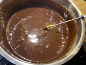 Przygotowanie musu czekoladowo-pierniczkowego do sernika z musem