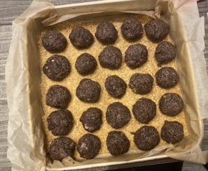 Kulki makowe ułożone na spodzie pod sernik z kulkami