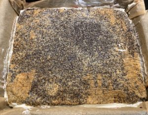 składanie warstw ciasta makowego