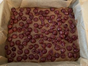 ciasto z wiśniami przed pieczeniem