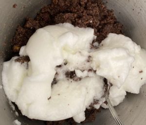 Łączenie ubitych białek z masą makową do makowca świątecznego