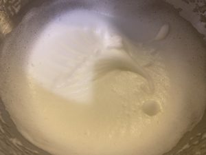 Ubijanie białek jaj na sztywno do sernika