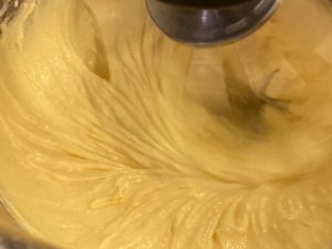 ucieranie żółtek z cukrem do ciasta