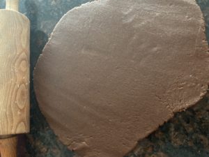 Rozwałkowane ciasto przygotowane na toruńskie pierniczki