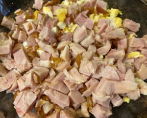 Pokrojony wędzony kurczak do kolorowej sałatki z kurczakiem i makaronem