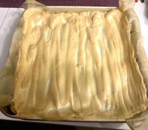 Upieczona warstwa bezowej pianki na serniku z kulkami