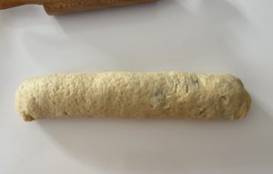 Zwijanie ciasta w rulon na Wielkanocny makowiec