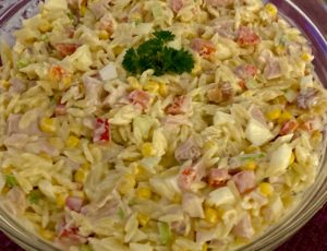 kolorowa sałatka z kurczakiem i makaronem