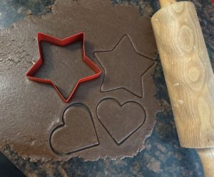 wykrawanie pierniczków z ciasta przygotowanego według przepisu