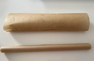 Przygotowanie ciasta do pieczenia makowca świątecznego