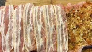 Układanie boczku na roladzie ze schabu przed zwijaniem