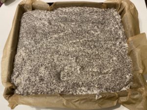 masa makowa w foremce przed pieczeniem