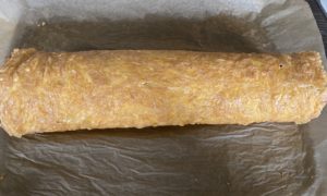 Zwijanie rolady z sera żółtego i mięsa