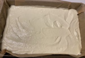 Wylewanie masy serowej na spód sernika