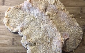 Panierowanie mięsa w bułce tartej