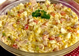 Gotowa sałatka z wędzonym kurczakiem wymieszana z sosem