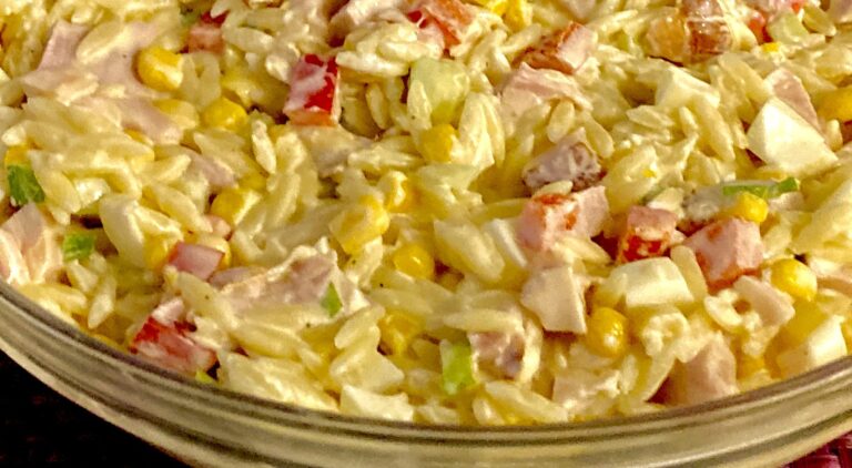 Kolorowa sałatka z kurczakiem i makaronem