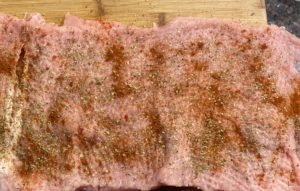 Doprawianie schabu przed zwijaniem rolady