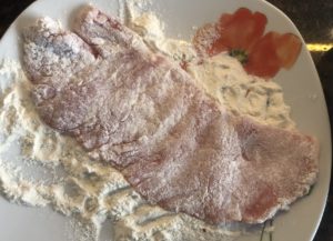 Obtaczanie mięsa w mące