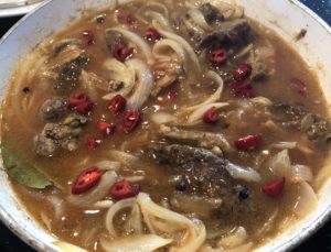 dodanie przecieru pomidorowego do przepisu na karkówkę po chłopsku