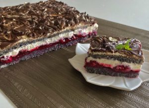 gotowe świąteczne ciasto makowe z wiśniami