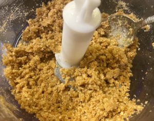 Łączenie składników na spód do sernika z kulkami