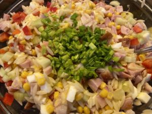 Sałatka kwiatek – wszystkie składniki w misce