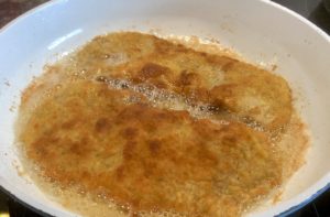 Smażenie sznycli wiedeńskich na patelni