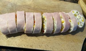 krojenie schłodzonej roladki z szynki