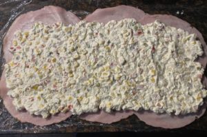 rozsmarowywanie farszu na szynce do roladek