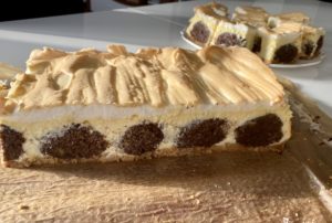 Sernik z kulkami gotowy do schłodzenia w lodówce