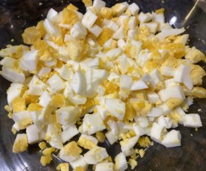 Jajka pokrojone w kostkę do sałatki z wędzonym kurczakiem