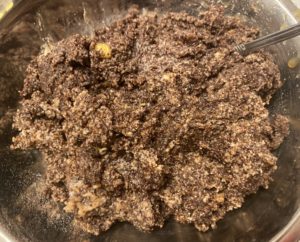 Masa makowa przygotowana do formowania kulek do sernika